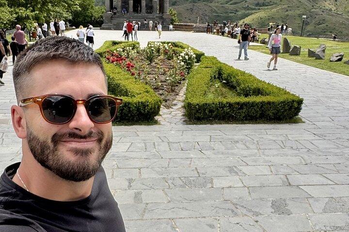 Excursión de un día en grupo pequeño a Garni, Geghard y Symphony con horneado de lava