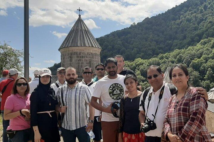 Excursión guiada de un día al lago Sevan y Dilijan con visita a la fábrica de vinos