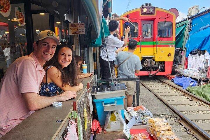 Excursão Privada à Ferrovia Maeklong e Mercados Flutuantes