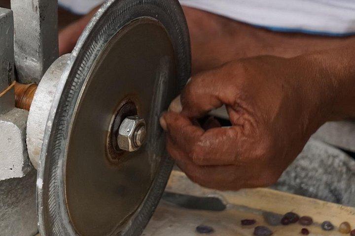 ラトゥナプラの宝石の世界の内部-本質的な経験