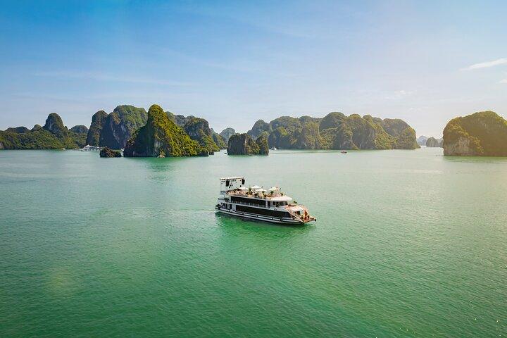 5-sterren Halong Bay dagcruise vanuit Hanoi Jacuzzi zwembad en feest