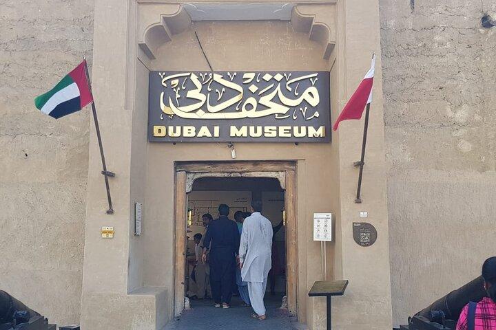 Dubai Private Walking Tour com um local