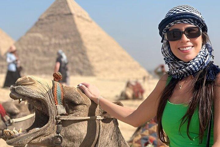 Excursão de meio dia Pyramids & Sphinx, Camel Ride & Lunch.