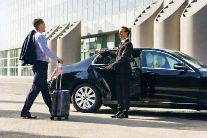 ドバイ1日プライベートカー（プロドライバーレンタル）