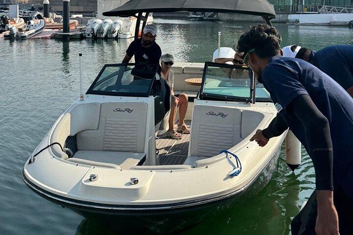 アブダビ：島脱出付きプライベートシーレイボートツアー