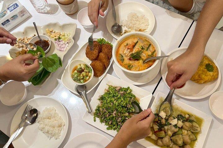Bangkok Tour gastronómico Michelin (3 paradas + 8 degustaciones) en TukTuk & Walk