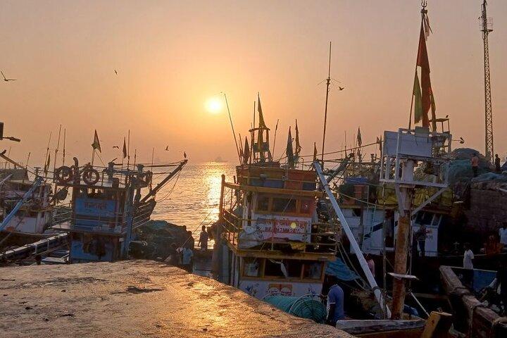 Mumbai Morning Tour — Viaggio in treno, mercato e luoghi locali nascosti