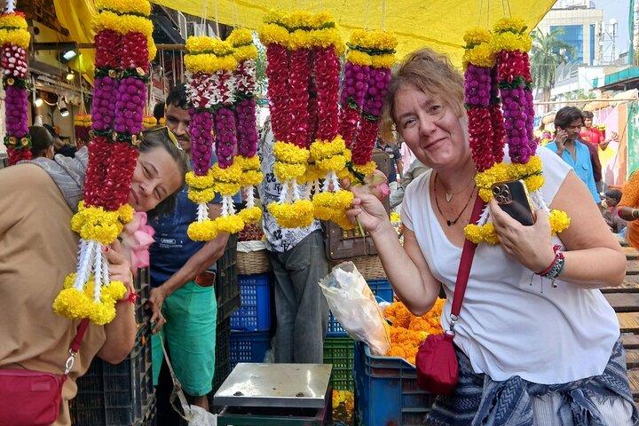 Mumbai Morning Tour — Viaggio in treno, mercato e luoghi locali nascosti