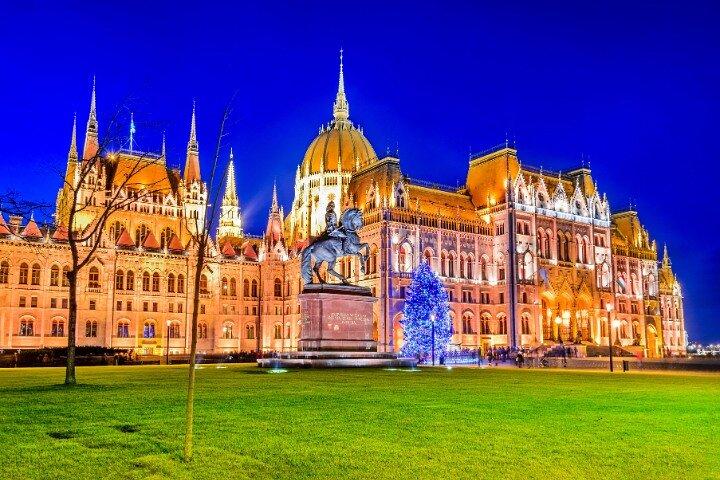 Tour a piedi autoguidato di Natale di Budapest con un'APP