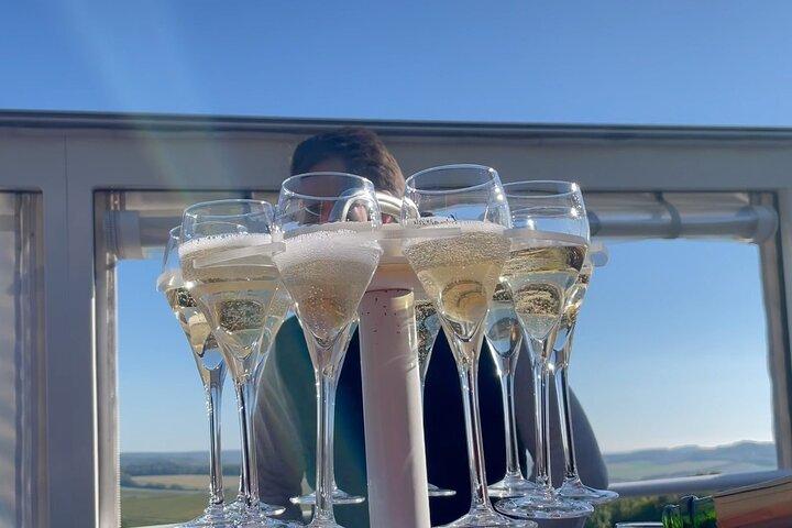 オープントップバスでエペルネとその周辺地域を巡り、試飲も楽しめます