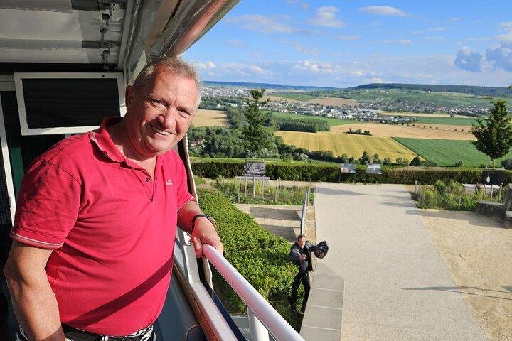 オープントップバスでエペルネとその周辺地域を巡り、試飲も楽しめます