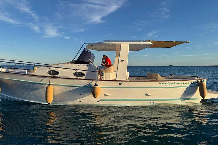 スキッパー付き、ドリンク付き、水泳ストップ付きのカプリプライベートゴッツォボートツアー