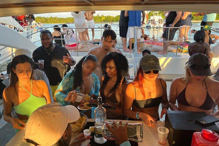Waterpijp Hip Hop Party Boot in punta cana met Open Bar