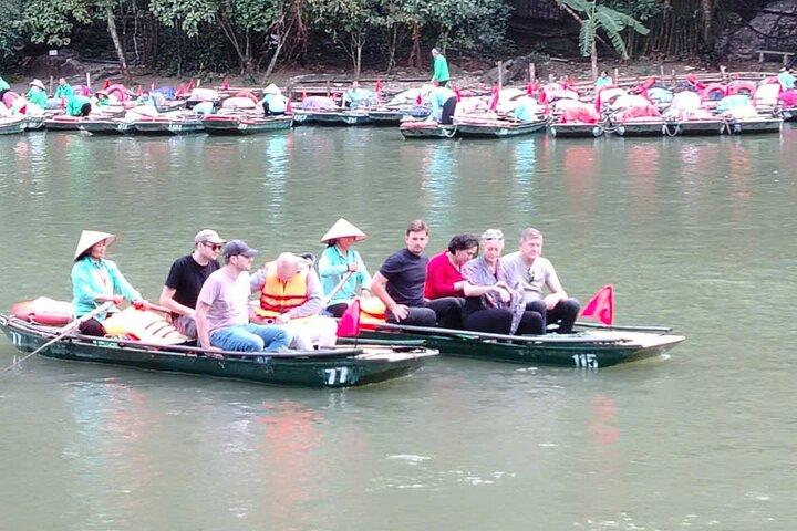 Kleine gedeelde tour Ninh Binh Trang An en Hang Mua per limousine
