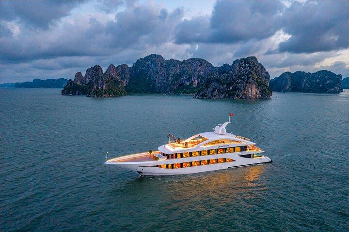 Lyxig dagstur till Halong Bay från Hanoi – buffé, jacuzzi och utsikt