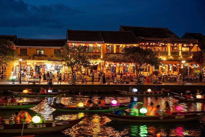 Tour privato della città antica di Hoi An con rilascio della lanterna e cena