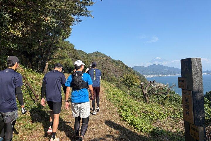 旧東海道の登山道を走り富士山の景色と歴史的な街並みを