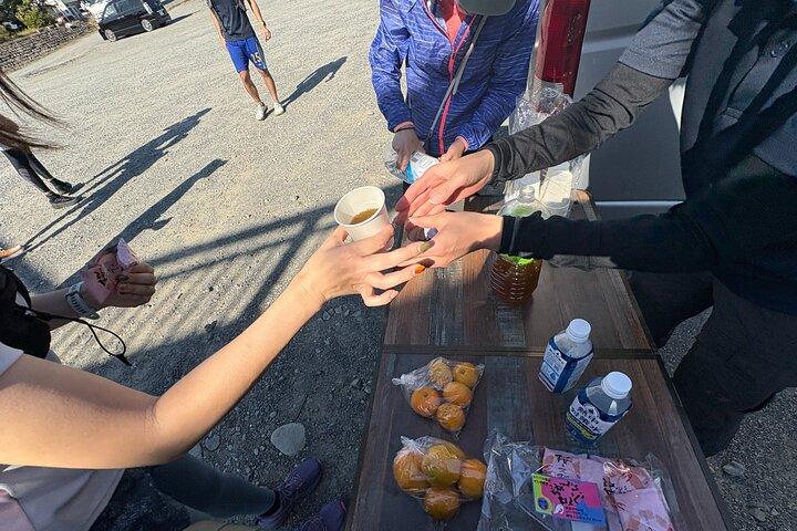 旧東海道の登山道を走り富士山の景色と歴史的な街並みを