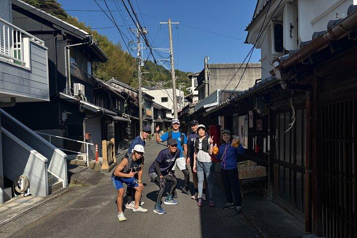 旧東海道の登山道を走り富士山の景色と歴史的な街並みを