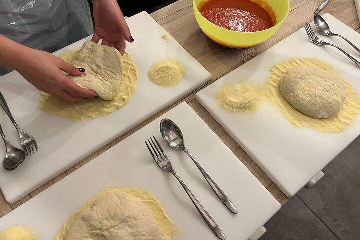 Cours de cuisine pizza Naples dans un restaurant local