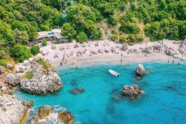 Himara：海賊の洞窟ボートツアー