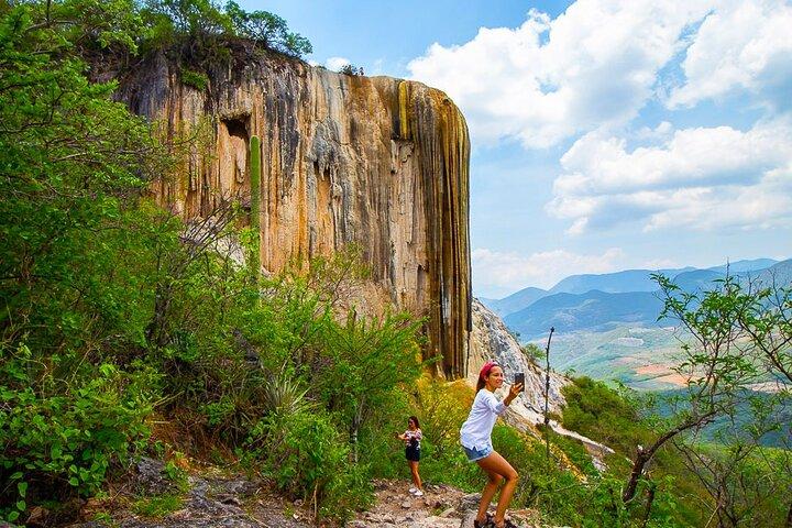 Tour di un'intera giornata a Mezcal, Hierve el Agua e Mitla con guida certificata.