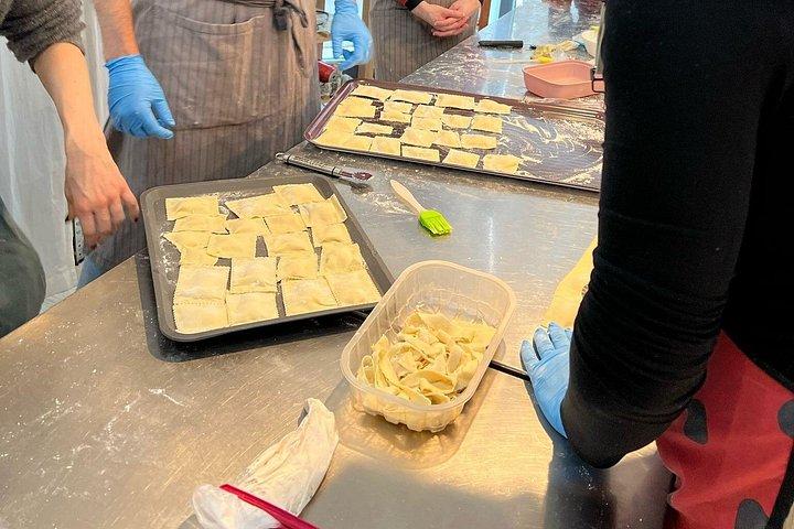 ミラノの食品各言語のトリップアドバイザーツアーとイタリア料理教室