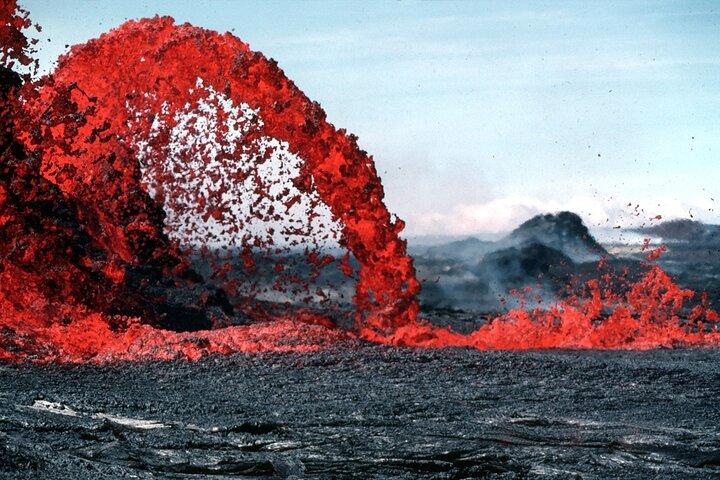 Tour alla scoperta del vulcano Hilo e delle cascate con approfondimenti locali