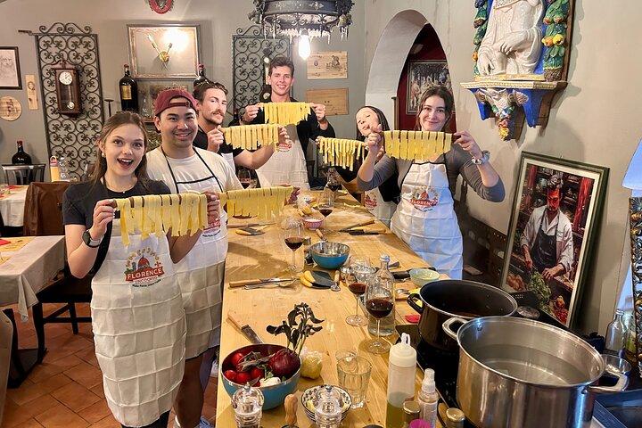 Clase de cocina de pasta de Florencia con vino ilimitado