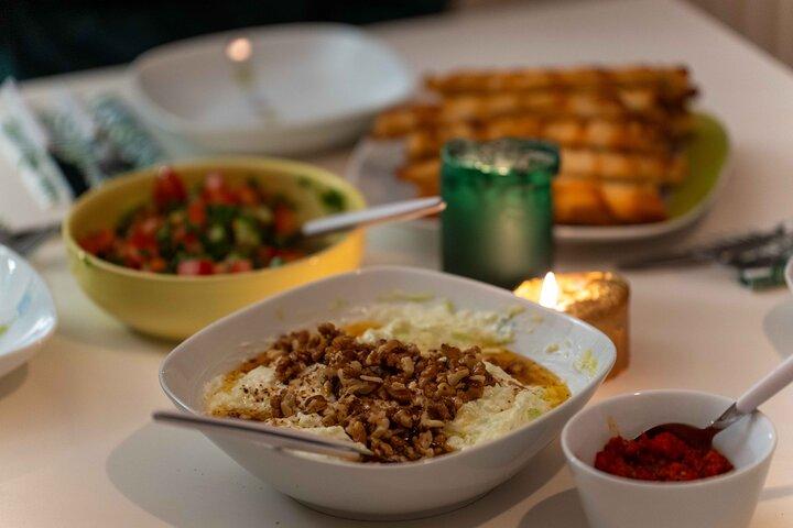 Clase de cocina turca en Estambul con un anfitrión local