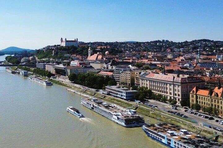 Abend Essentielle Bratislava Tour & Weinprobe ab Wien