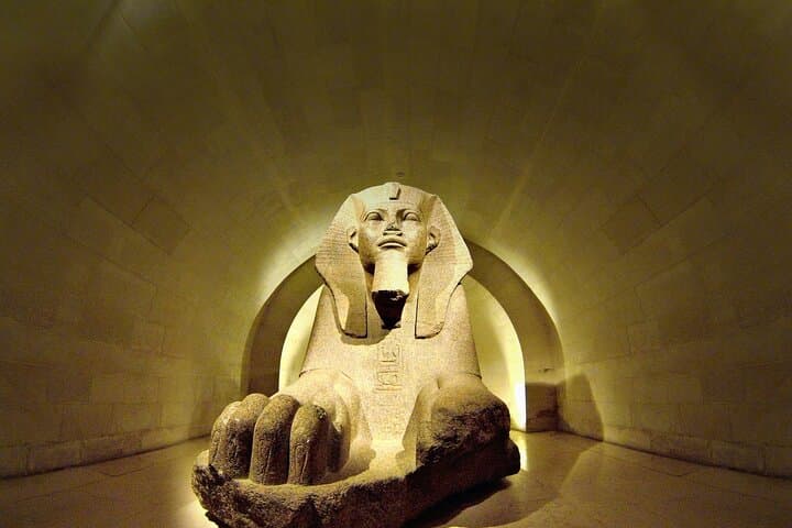 Louvre Museum Masterpieces Guided Tour in Small Group with Access