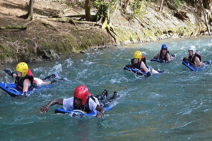 Aventuras em River Rapids and Green Grotto Caves