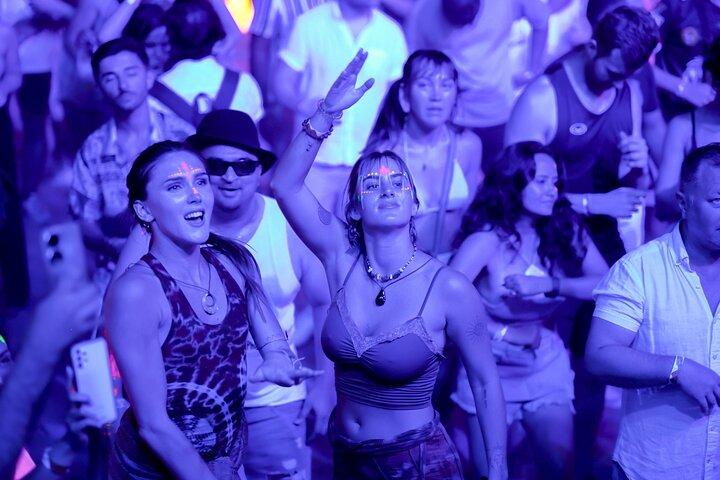 Praia do Paraíso de Phuket Massive Full Moon Dance and Fire Party