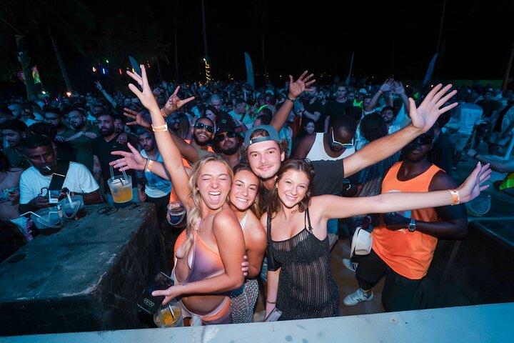 Praia do Paraíso de Phuket Massive Full Moon Dance and Fire Party