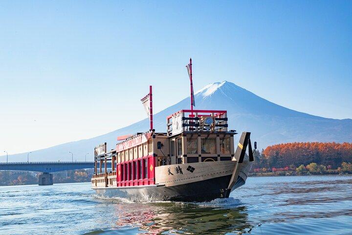 雄大な富士山とレイククルーズ、麺づくり体験