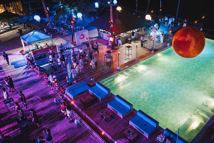 プーケットパラダイスビーチのマッシブフルムーンダンス＆ファイヤーパーティー