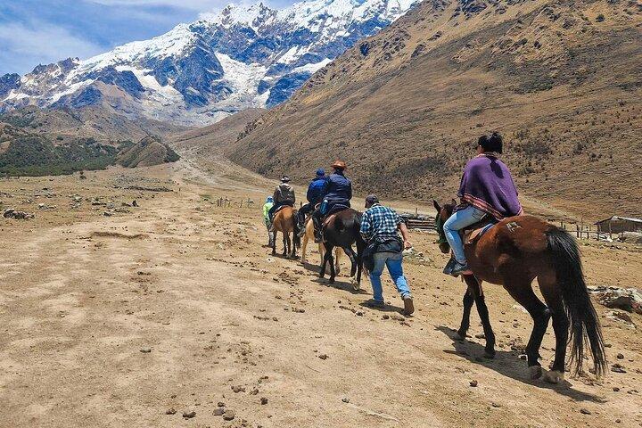 Journée complète du lac Humantay de Cusco avec des chevaux seulement grimper