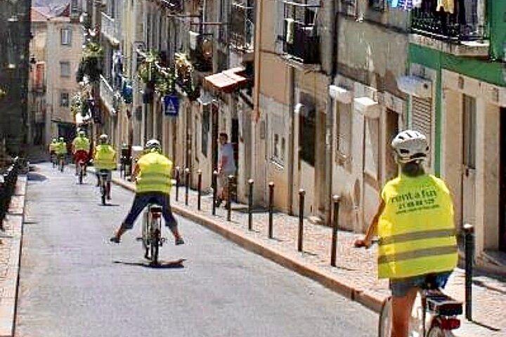 リスボンの 7 つの丘を巡る 3 時間の電動自転車ツアー
