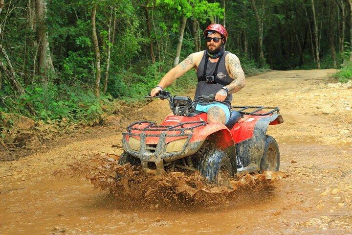 カンクンとプエルト モレロスからのジップラインとセノーテ付きの ATV ツアー。