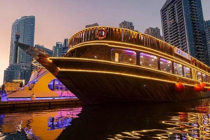 Tour notturno della città di Dubai con cena VIP Crociera Gruppo russo