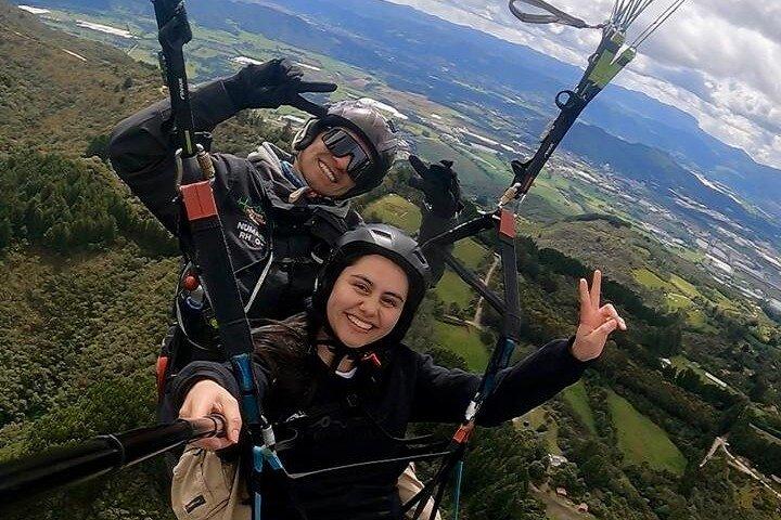 Paragliding flight in Guatavita with transport from Bogota