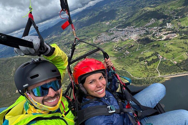 Paragliding flight in Guatavita with transport from Bogota