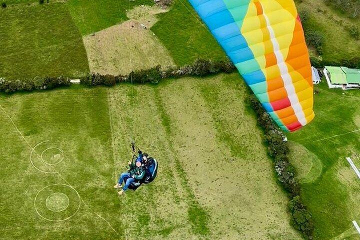 Paragliding flight in Guatavita with transport from Bogota