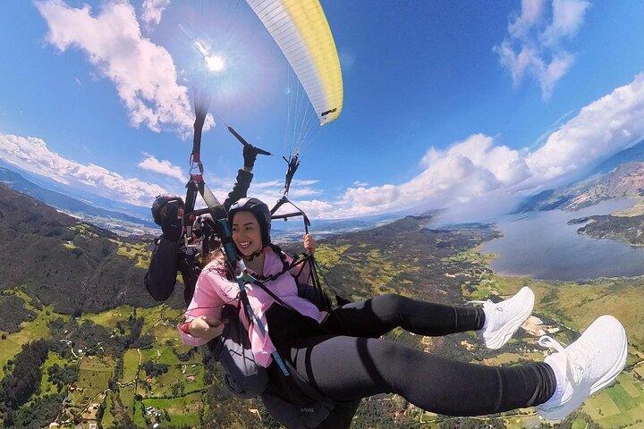 Paragliding flight in Guatavita with transport from Bogota