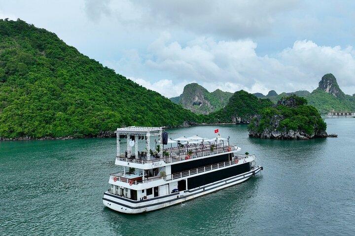 Halong Bay luxe cruise vanuit Hanoi – lunch, jacuzzi en live muziek