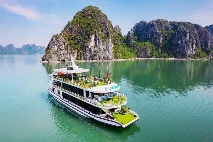 Excursión de un día a la cueva de la bahía de Halong: kayak y fiesta desde Hanói