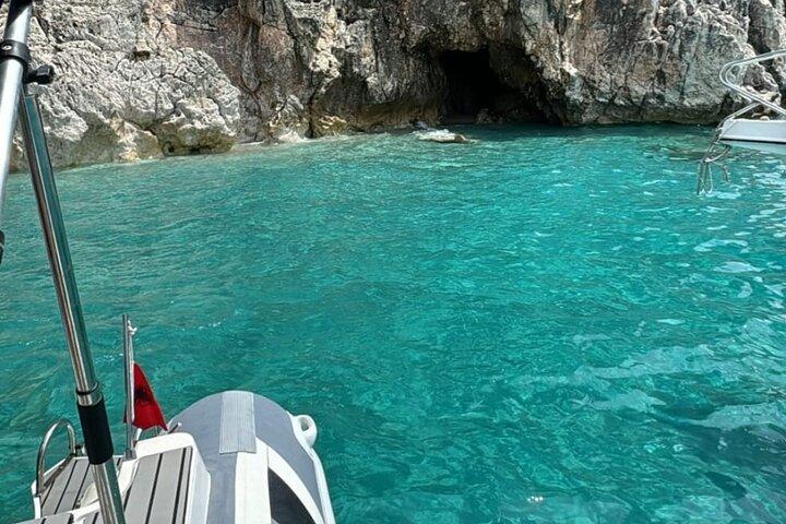 Himara：海賊の洞窟ボートツアー