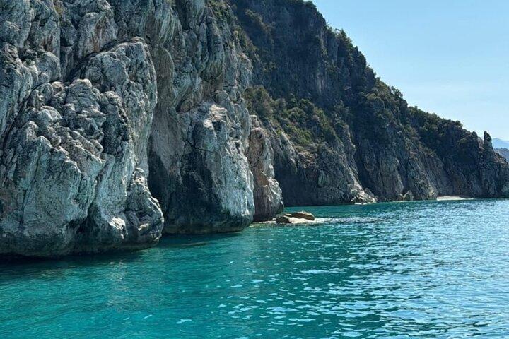 Himara：海賊の洞窟ボートツアー