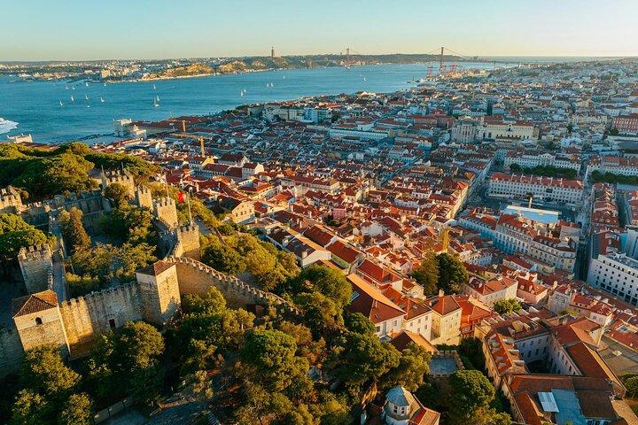 Explorez la ville de Lisbonne lors d'une visite privée d'une demi-journée en van